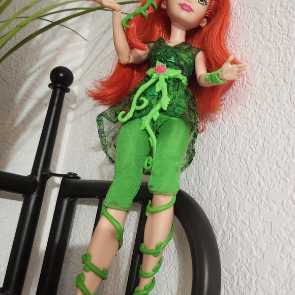 DC Superhero Girls Poison Ivy action doll - Picture 4 of 6